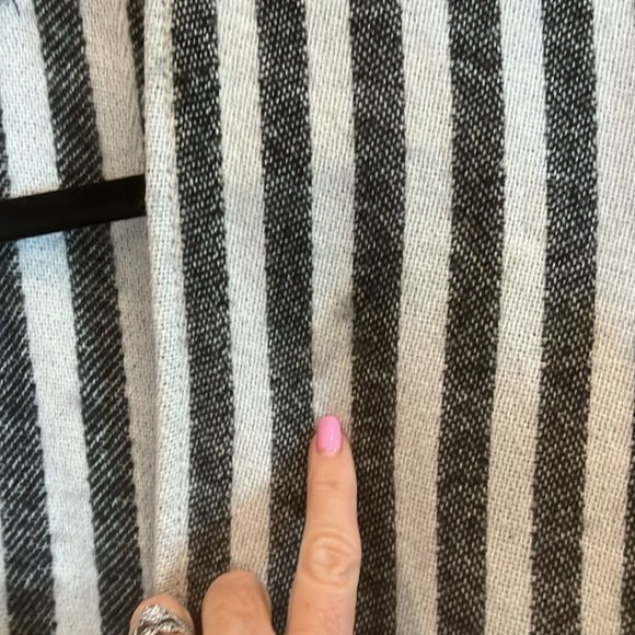 Modena Geometric Poncho with Fringe OS preowned black & white classic - Picture 5 of 8